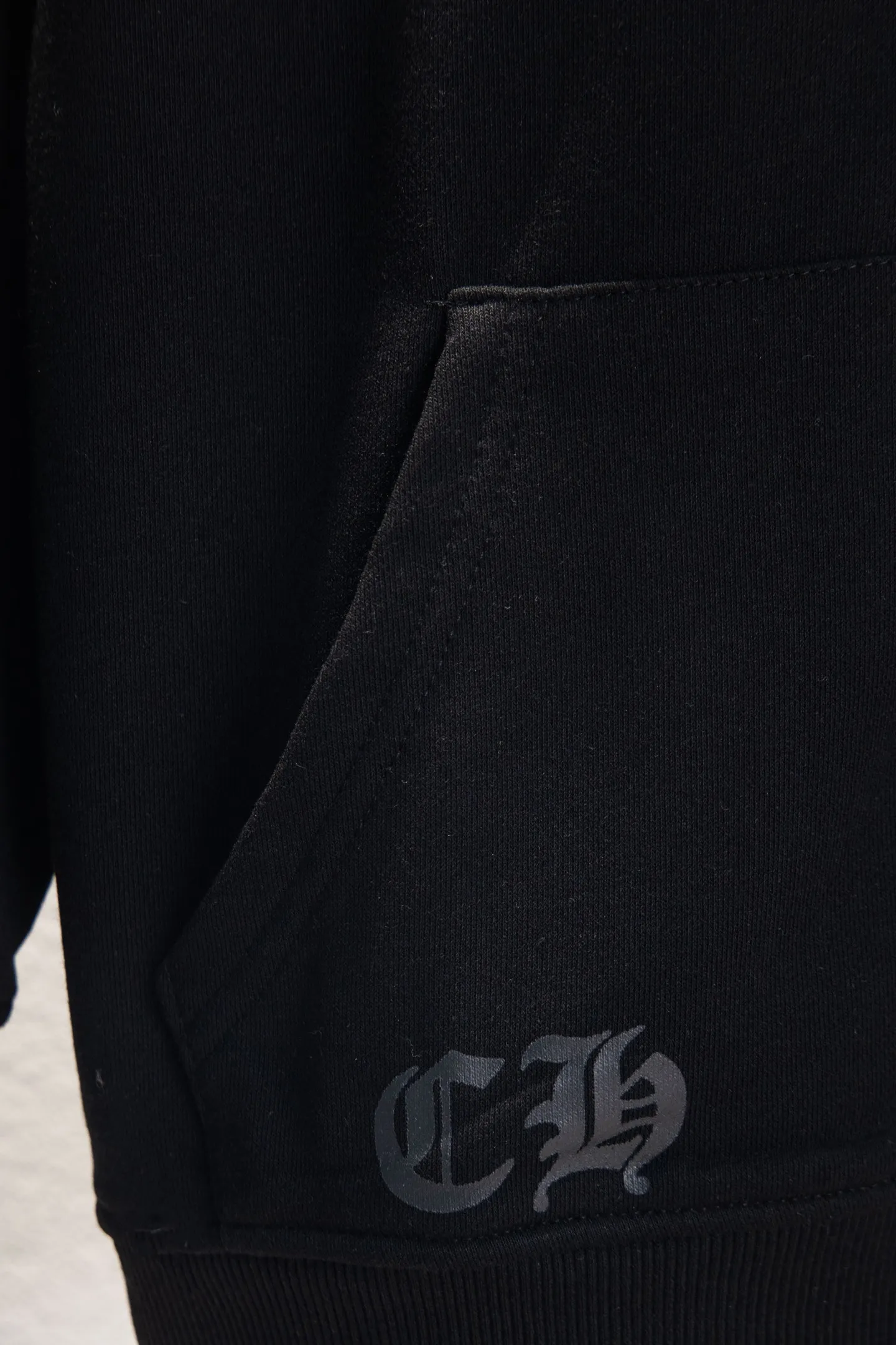 P280 Style number: Y265 Chrome Hearts Deadly Doll co-branded comic girl zipper long-sleeved hooded sweatshirt jacket. Heavy production. Scan the QR code to enter the official website in seconds. All customized originals are the same. Many details. What you see is what you get. Look for the exclusive background. Zhengerbajing 500g pure cotton large terry fabric. All fabrics have been shrunk in advance. Quality first. What you see is what you get. The pattern will not change after one wash. Distinguish some disposable clothes in the market. Three standards The packaging is complete, all original versions are restored and customized, the same style for men and women is versatile, a more classic version, the version is very unique, hangtag, hanging particles, washed, packaging bag, full set of accessories, very good appearance, super exquisite workmanship, color: black, size: S-XL